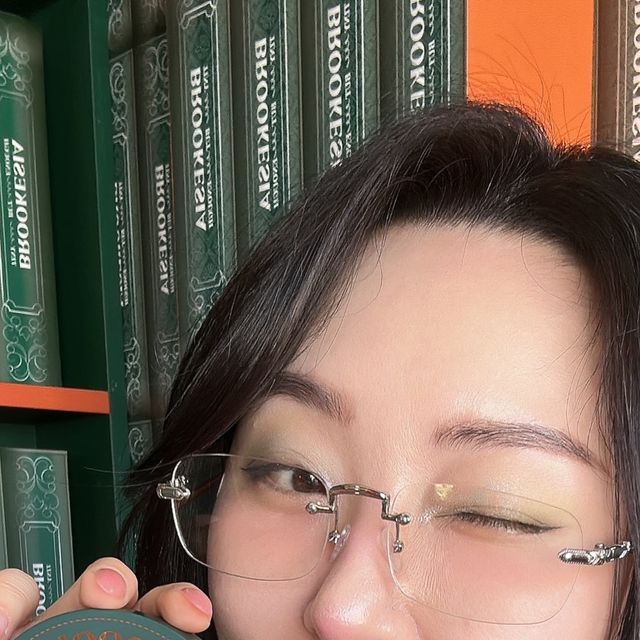 신영은 on Instagram: "작지만 완전한 카멜레온 [브루케시아]를 만나다💚🧡 #광고 

안녕하세요 배우 영은입니다:)
오늘은 세상에서 가장 작은 카멜레온에서 영감을 받아
새롭게 런칭한 뷰티브랜드 #브루케시아 팝업에 다녀왔어요💚

’다채롭지만 평화로운 만화책방‘이라는 컨셉에 맞춰
브루케시아의 탄생 스토리도 웹툰 형식으로 귀엽게 그려져있고
야외 포토존도 너무 컬러풀하고 예쁘게 꾸며두셔서 
구경하는 재미가 쏠쏠했던 팝업 북스토어였습니다!!🤭

제가 오늘은 개인 스케쥴이 빠듯해서 사진찍고, 영상찍구 후다닥
나오느라 이벤트가 적힌 체크카드를 미처 다 보지 못하공ㅠㅠ
도서 대출증만 만들고 왔지만, 여러분은 꼭 인증샷 이벤트 참여하셔서
립스틱 본품 1종(색상 랜덤)도 챙겨오시길 바래요!!🫠

브루케시아 팝업 북 스토어는 브랜드의 고즈넉한 분위기와 너무도 잘 
어울리는 연희동에 위치해있으니 친구들과 방문하셔서 인생샷도 찍고,
다양한 할인&증정 이벤트까지 야무지게 챙겨보세요😉💚🧡

ps.1) 브루케시아의 주된 컬러가 그린&오렌지에요!! 그래서 저는 드레스코드도, 메이크업도 최대한 룩앤필을 맞춰 방문했더니 사진이 너무 잘 받는거 있죠!!>_<여러분도 드레스코드 참고해보세용🤭

ps.2) 도서대출증에 있는 QR코드는 할인쿠폰인데, 공홈에서 발급일로부터 7일간 사용하실 수 있다고 하니 요것두 참고하세용!!😉

📍주소: 서울특별시 서대문구 연희로 11가길 2. 2-3층
📆기간: 2024년 5월23일 ~ 6월1일 까지 
⏱️시간: AM 11:00 ~ PM 19:00

#팝업 #팝업스토어 #팝업추천 #서울팝업 #홍대팝업 #연희동팝업
#방문 #후기 #제품제공 #제품제공협찬 #협찬 #협찬문의 #프리랜서
#뷰티 #패션 #긱시크 #유니크 #모델 #문의는dm #fyp #fypシ"