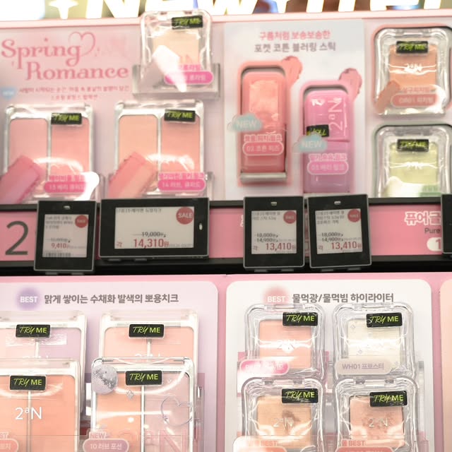 🏷 𝐸𝑢𝑛𝑘𝑦𝑜𝑢𝑛𝑔 on Instagram: "#광고 2aN 포켓 코튼 블러링 스틱 후기 봄 메이크업 필수템, 투에이엔 블러링 스틱! 요즘 핑크빛 생기 메이크업이 대세라서 2aN 포켓 코튼 블러링 스