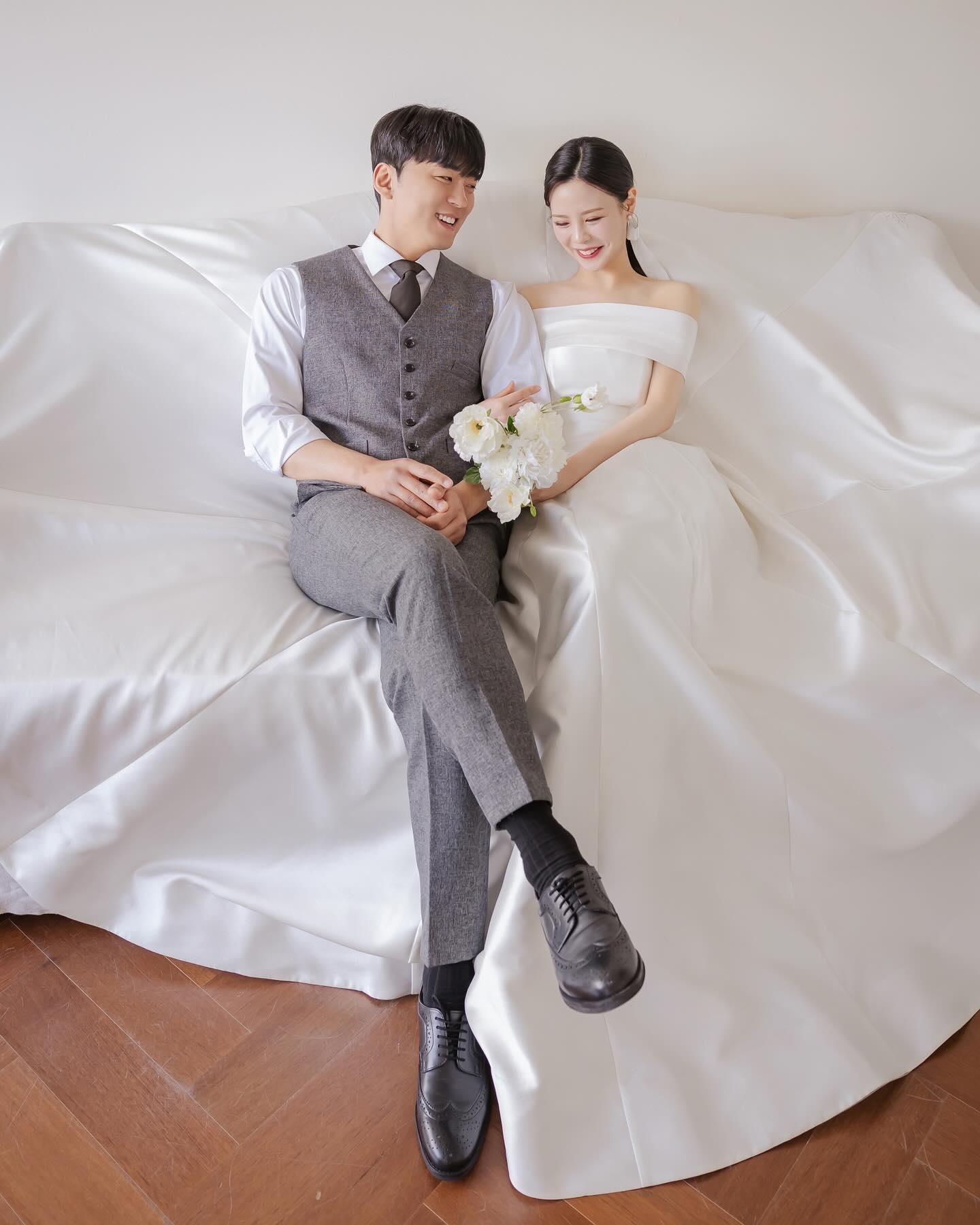 : 𝑾𝒆𝒅𝒅𝒊𝒏𝒈 𝑫-𝟐𝟐 🕊️✨

💍2024.07.06 토요일 오후1시
💍대구 칼라디움웨딩 3층 비올라홀

현👰🏻‍♀️ ♡ 현준🤵🏻‍♂️

여러분, 저희 결혼합니당 !🩷

한 분 한 분 직접 찾아뵙고
인사드리는 게 도리이지만
오랜만에 드리는 연락이 결혼 소식이라
부담이 될까 망설여지고 조심스러운 마음에
선뜻 연락을 드리지 못한 분들도 많습니다.

너그러이 양해해 주시고
넓은 마음으로 먼저 연락 주신다면
기쁜 마음과 감사한 마음을 담아 소식 전하겠습니다.

좋은 날, 귀한 걸음으로 축복해 주시는 모든 분들과 먼 자리에서 축하해 주시는 분들의 사랑과 소중한 마음 잊지 않고 보답하며 행복하게 잘 살겠습니당.

신랑 지현준🤍신부 이현 올림
#결혼합니다