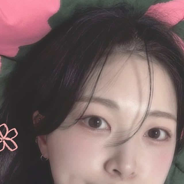 02 on Instagram: "#광고 올리브영에 내린 봄 2an🌸 1️⃣ 퓨어 글래시 하이라이터 무려 11색상이나 있는데 다 예뻐서 고르기 어려웠던😭 습식제형으로 매끈한 피부연출과 광채 글로우 & 플래시