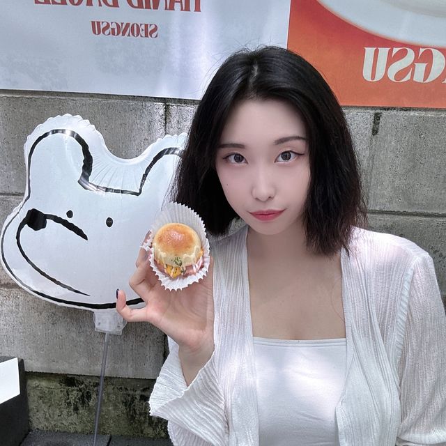 윤정 | hush on Instagram: "@hanibbagel 

📍한입베이글 
서울 성동구 뚝섬로 317 1층 한입베이글

🥯 다양한 종류의 베이글 과 100% 유기농 밀가루 사용
🥯 반죽 12시간 저온숙성 후 당일생산 & 당일폐기 
🥯 기존 베이글과 다르게 한입에 먹기 좋게 나와 여러가지의 베이글을 맛볼 수 있다는 장점
🥯 전자레인지와 토스트기를 배치하여 따뜻하게 데워먹을 수 있다는 장점 

🍼 예스키즈존이며 아이와 함께 방문 후 취식 가능 (아기의자O)
🐶 야외에 테라스가 있어 반려견과 함께 방문후 취식이 가능
🥰 입소문나서 연예인 자주 목격 

#성수동카페 #성수핫플 #성수카페 #성수베이글 #성수애견동반#식음료제공"