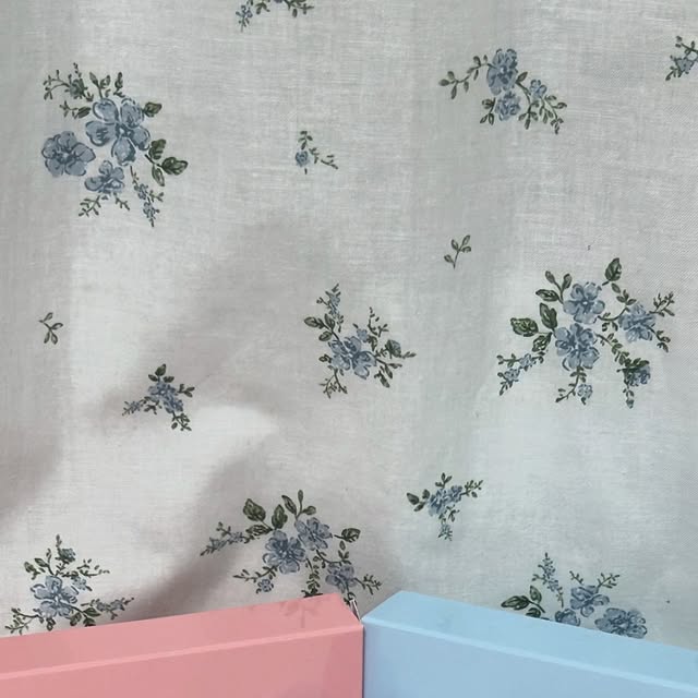 @jhqbjdc on Instagram: "최근에 투에이엔 제품을 몇 가지 써봤는데, 생각보다 너무 괜찮아서 요즘 데일리 메이크업에 계속 손이 가요. 먼저 듀얼치크는 컬러 조합이 진짜 예쁘고 활용도가 높아요. 한쪽은 자연스럽게 혈색을 주고 다른 한쪽은 좀 더 또렷한 발색이라, 그날 메이크업 톤에 맞춰 섞어 쓰면 분위기가 확 달라져요. 파우더 타입인데도 피부에 잘 밀착되고, 오후까지 무너지지 않아서 만족도가 높았어요.
틴트는 솔직히 반신반의하면서 샀는데, 발색이 선명하면서도 입술에 편하게 밀착돼서 놀랐어요. 텍스처가 묽지도 무겁지도 않고 딱 적당해서 바를 때 부담이 없고, 각질 부각도 덜한 편이에요. 특히 마스크에 잘 안 묻는 게 진짜 장점이라 출근할 때 매일 쓰고 있어요.
그리고 하이라이터는 너무 과하게 반짝이는 느낌이 아니라 은은하게 피부에서 광이 나는 듯 표현돼서 마음에 들어요. 햇빛이나 조명 받을 때 얼굴이 자연스럽게 밝혀지는 효과가 있어서 “피부 좋아 보인다”라는 얘기를 은근 자주 듣더라구요. 파우치에 꼭 넣어 다니는 필수템이 됐어요.
총평하자면, 가격 대비 퀄리티가 좋아서 재구매 의사 확실히 있고, 앞으로도 새로운 컬러나 라인이 나오면 또 써보고 싶을 정도예요.

💓퓨어 글래시 하이라이터 슈가베일
💓퓨어 글래시 하이라이터 클리어
💓듀얼치크 하트벌룬
💓듀얼치크 핑크텐션
💓글레이즈 바운싱 틴트 캔디츄
💓베러미 아이팔레트 페어리
💓베러미 아이팔레트 버블캔디
#광고#올영픽#올리브영추천템#올영필수템#러브버블컬렉션#롱웨어링파운데이션미니#컬러플레이듀얼라이너"