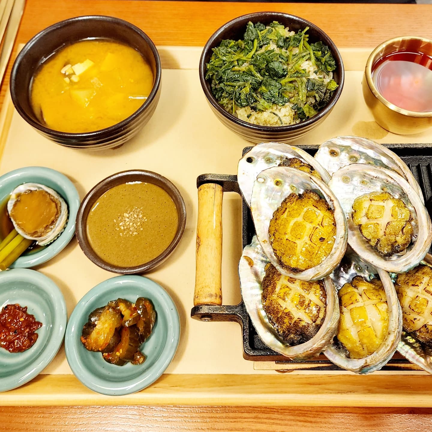 #협찬

가끔은 분위기 있게 대접받으면서 숟가락 들고 싶은 그런 날.
전복구이와 곤드레밥을 함께 맛볼 수 있는
건강한 밥상이 있는 탐복 다녀왔어요 👌

1인 1 트레이에 수저부터 고급진 반상기 수저👏
깔끔하게 한상차림으로 등장한 구이한상+ 곤드레밥
칼집 야무지게 낸 전복구이 숟가락으로 쏘옥 껍질 분리해서
게우장 소스 얹어 비벼낸 밥이랑 한 입 따악‼️

구수한 된장국에 마무리 오미자차까지
가감없는 한 끼👏

#창원맛집#창원중동맛집#창원유니시티맛집#창원맛집추천#창원역맛집#창원역근처맛집#창원터미널맛집#창원한식#창원한정식#창원전복죽#창원전복#창원한식맛집#창원신상맛집#창원의창구맛집#유니시티맛집#창원가볼만한곳#창원가족모임#창원데이트#전복#전북구이#전복죽#탐복#탐복창원유니시티점

✅️경남 창원시 의창구 중동 782-1JD윙스 2층 207호
✅️탐복 창원유니시티점