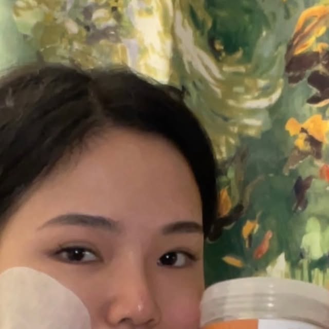 ˚✧₊⁎ ㅈi선 ⁎⁺˳✧˚ on Instagram: "#광고 🧡 보나쥬르 진저 아쿠아 릴리프 패드 출시
진정이 필요한 피부를 위해 만들어진,
진저 성분이 들어간 패드에요 🫶

🍵과거엔 천연 약재로 사용되었고
🧏🏻‍♀️피부 신진대사를 촉진하고 보습과 피부장벽 개선에 효능있는
💧생강수 200,048ppm이 함유 되었어요

생강이 주 성분이지만
생강냄새가 전혀 나지 않고 순한 스킨 냄새 ☺️

✅단 1일 사용만으로도 진정효과 100%
✅붉은기 완화
✅피지케어
✅수분유지
✅무자극

🥼저자극 테스트 완료
🌿비건인증 완료
🌏100% 생분해 무표백 친환경 거즈패드

🙋🏻‍♀️사용후기
요즘 날씨가 너무 더워서 피부가 건조하고 붉어진 상태!
한번 닦아준 뒤에 양 볼에 얹어놓으니
피부온도도 낮아지고 붉은기도 많이 가라앉았어요~!
여름철 피부관리 응급 꿀템! 🚨
차극없이 각질관리까지 가능한 제품이라 메이크업 전 사용해도 좋아요💄👍🏻

#보나쥬르#진저아쿠아릴리프패드#진저패드#토너패드#진정패드#비건토너패드#토너패드추천#응급진정#bonajour#천연화장품#제품제공"