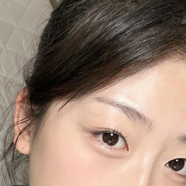 채은 on Instagram: "#광고  @aprilskin_korea 

#에이프릴스킨 에서 핑크알로에 비타토너가 첫 출시 되었어요!

산뜻한 제형에 촉촉한 사용감으로 끈적이지 않고
핑크 알로에 80%가 함유된 진정 토너로 저자극 테스트까지 완료된
여드름성 피부도 사용하기에 적합한 제품이래요 

상자 안에 뾰족캡이 들어있어서 손에 닿지 않고 바로 피부에 올려 흡수시킬 수 있어요
또한 스킨솜으로 토너팩까지 가능하다는 사실...👍🏻
저는 붉은기 진정에 조금 효과를 보았는데 트러블* 피지 흔적** 방어까지 된다고 해요!

핑크알로에 비타토너는 여기에서 구매하실 수 있어요🩷🎀
👇🏻👇🏻👇🏻
https://aprilskin.com/product/detail.html?product_no=1316

트러블*: 피지, 유분, 화이트헤드, 블랙헤드, 잡티흔적을 의미함
흔적** : 색소침착, 일시적인 붉은기를 의미함 

#@aprilskin_korea #핑크알로에 #핑크알로에토너 #비타토너 #토너 #스킨 #저자극토너 #진정토너 #약산성토너 #피부진정 #피지 #피지제거 #알로에 #데일리토너 #토너추천 #피지개선"
