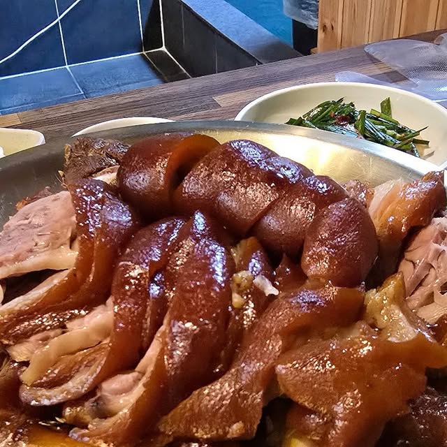 김지윤 on Instagram: "『호야네족발 동대문점』
재방문 족발 맛집! 🍖🐷 저번에도 협찬을 받고 이용했었는데 이번에도 또 기회가 생겨서 방문했어요!!
남치니랑 2번째 방문인데 저희를 알아봐주시는 사장님 갬동🫣🥹
캔들이 있어 끝까지 따듯하게 먹을 수 있는 사장님 배려에 2번 감동..🥹
여기처럼 서비스 최고인 식당 처음이에요🙆‍♀️🙇‍♀️
저희가 이번에 먹은 메뉴는 족발&막국수에요!🐷
사실 전 족발은 특유의 냄새 때문에 싫어하는데
여긴 진짜 잡내 하나 없이 쫀득+탱글 미쳤어요!!(p😁)
기본 반찬으로 오뎅탕, 계란찜, 부추무침, 깻잎장아찌, 보쌈김치 등이 나오구 🍥
소스로는 새우젓, 쌈장, 청양고추+레몬 등으로 만든 호야네족발 시그니처 소스까지! 소스가 여러종류라 다양한 방법으로 먹을 수 있어 물리지 않고 많이 먹을 수 있는게 특징입니다아❤️‍🔥
여기에 새콤달콤한 막국수까지..! 
키야ㅏㅏ🔥 이건 못참즤ㅣ🤤🤤🤤
양도 많아서 두명이서 먹었는데도 부족함이 1도 없었어요🤤
세트메뉴도 있어서 다양하게 드실 분들, 또는 3명 이상이신분들 추천드려요👍
1인분 메뉴도 있어 혼밥도 가능하답니다!!🙆‍♀️
특히 불족발도 진짜 맛있어요! 맵찔이도 맛있게, 매콤하게 먹을 정도의 매콤함이에요🔥
청량리역, 서울시립대 근처 사시는 분들!
꼭 강추입니다👍💯
주차는 불가해서 대중교통 이용 추천드려요 🚗💨
인스타로는 길게 쓰면 재미 없어서 더 궁금하신 분들은 제 블로그 봐주세용😘

✅️서울 동대문구 전농로 189 1층
https://naver.me/G0fXwEgV

✅️까꿍이의 일상໒꒰ྀི ｡˃ ▿ ˂｡꒱ྀིა | 까꿍v0u0v
https://m.blog.naver.com/jy98180

#광고#족발#보쌈#불족발#막국수#미니족#반반족발#불미니족#동네맛집#불족발맛집#전농동맛집#청량리맛집#청량리역맛집#휘경동맛집#용답동맛집#족발맛집#보쌈맛집#호야네족발#동대문로컬맛집#시립대맛집#시립대족발#족발맛집#동대문핫플#도시락#1인분#혼밥"