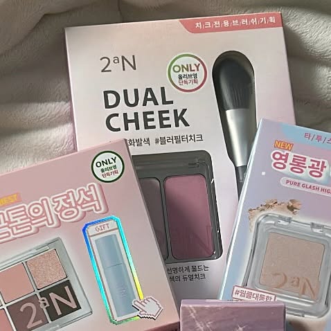 율 on Instagram: "#광고 

@2an_official 투에이엔 후기 2차✨

이번엔 블러셔 하나, 팔레트 하나, 하이라이터 두 개, 립  네 개, 라이너 하나로 골라 봤습니당☺️

제가 이번에 고른 블러셔는 9호 하트 벌룬입니다!
저는 운이 좋게도 예전 기획세트가 남아있어 그걸로 집어왔는데요! 요 증정으로 나오는 브러쉬가 진짜 요물입니당,,, 이거 그리워하시는 분들 많더라구요! 베이스 벗겨짐 하나 없이 정말 뽀용하게 올라가요🫰
9호는 양쪽 컬러 모두 글리터인데요! 여름 라이트/브라이트에게 제일 잘어울릴 컬러입니다💗 글리터가 부담스럽지 않고 색상이 정말 예쁩니당🫧

팔레트는 미지근 톤의 정석! 2호로 골랐습니다! 
아름답게 정말 미지근 톤의 정석 그 자체… 컬러가 진짜 예뻐요ㅠㅠ 투에이엔 색조는 그냥 정말 믿고 사세요,,

하이라이터는 IV01 슈가베일, ND02 클리어✨
슈가베일은 톤 안타는 정말 자연스러운 하얀 하이라이터! 너무 하얗지만은 않고 자연스러운 스킨 빛이 돌아서 정말 자연스럽게 코 높여주는게 잘 사용 중입니다🤭 클리어는 너무 예쁜 연한 핑크 빛 하라! 발레코어 메이크업이 완전 딱일 여리여리한 펄이에요🥹

립은 3,8,9,16호입니다! 발색샷도 위에서부터 순서대로입니다
틴트보다는 착색 없는 글로스에 가까운데요! 특히 16호가 정말 예쁩니다,, 3호도 정말 예뻐요!! 사실 8호도,, 9호두….

마지막으로 투에이엔 컬러 플레이 듀얼라이너 2호! 
뉴트럴한 핑크빛 펄이랑 붉은기 쏙 빠진 뮤트 브라운 음영 컬러가 같이 있어요!! 이거 하나만 있으면 애교살 2배 가능‼️ 

투에이엔 색조는 정말 믿고 삽니당,, 안예쁜 게 없어요!! 특히 팔레트 색조합이 진짜👍 이번 올영 세일 때 투에이엔 제품 많이 건져보세요!! 💗

 #올영픽 #올리브영추천템 #올영필수템 #러브버블컬렉션 #롱웨어링파운데이션미니 #컬러플레이듀얼라이너"