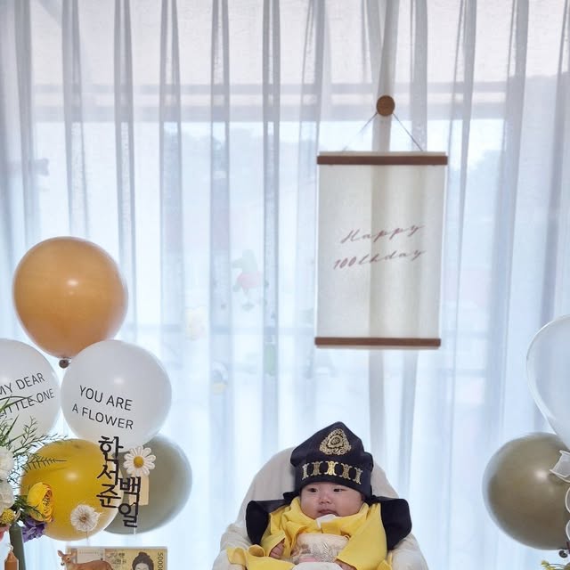sol_jenny_seojun on Instagram: "💛 서준이 100일 💛

35주에 일찍 만나서 무럭무럭 건강하게 자라는중💛

이번 100일상은 @lallarabbit 과함께💛
이렇게 꼼꼼하게 보내고 너무 알찬 구성에 만족!!
심플하지만 포인트는 있었으면 좋겠다 생각했는데
화병과 조화, 소품, 100일우드포스터까지
상차림 방법과 체크리스트를 따로 보내주셔서 
하나씩 천천히 할 수 있었던게 아주 컸다😄

서준이 한복이랑도 너무 잘 어울려 100일 대 성 공!!!!

이름토퍼도 깔끔하고 면사로 짜여진 데이지꽃과 
쉬폰리본끈을 함께 장식해서 감성가득한 토퍼💛

100일은 랄라래빗과 함께 해보아요💛

✔️ https://m.smartstore.naver.com/lallarabbit

#광고#돌상대여#백일상대여#생일상대여셀프돌상셀프백일상파티소품파티테이블돌상소품돌상추천백일상추천랄라래빗"