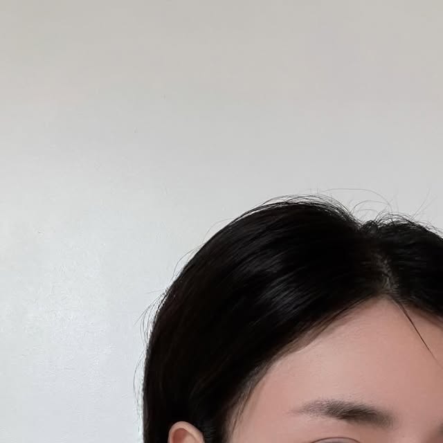 로로🧸 on Instagram: "#광고

요즘 머리 관리 진짜 쉽지 않아요😂
출산 후에 긴머리거 불편하고
관리 편하려고 숏컷으로 잘랐는데
지금 머리카락을 다시 기르는 중이라
잔머리, 옆머리… 난리도 아니죠~

2번째 사진 보면 샴푸하고 난 뒤
아무것도 안했을 때 딱 그 상태에요🥹
잔머리 정리도 안 되고, 볼륨도 죽고…
매번 손에 왁스 묻히는 것도 너무 번거로웠는데,

요즘은 나틴다 뽕짝빗💛 하나로 해결👏🏻
(첫컷 셀카에 쓴 그 제품 맞아요ㅎㅎ)

손에 왁스 안 묻히고 그냥 빗처럼 쓱—
잔머리 정리, 볼륨, 고정까지 한 번에!!! 
특히 아침에 아기 챙기면서 외출 준비할 때,
이거 하나면 진짜 후다닥 머리 완성💨

예전엔 왁스 바르면 손 끈적해서 싫었는데
이건 깔끔하고 고정력도 좋아서 매일 쓰게 돼요✨

✔️ 손에 왁스 안 묻히는 깔끔한 사용감
✔️ 잔머리, 볼륨, 옆머리 고정까지 가능한 올인원템
✔️ 빗+왁스 합체로 휴대성도 굿

육아 중이라 시간 없는 요즘,
외출 전 거울 앞 3초면 스타일 완성💆🏻‍♀️
진짜 ‘빗는 김에 스타일링까지’ 되는 느낌이에요💫

#나틴다
#뽕짝빗
#왁스빗
#잔머리정리
#볼륨빗
#옆머리고정
#헤어왁스
#올인원"