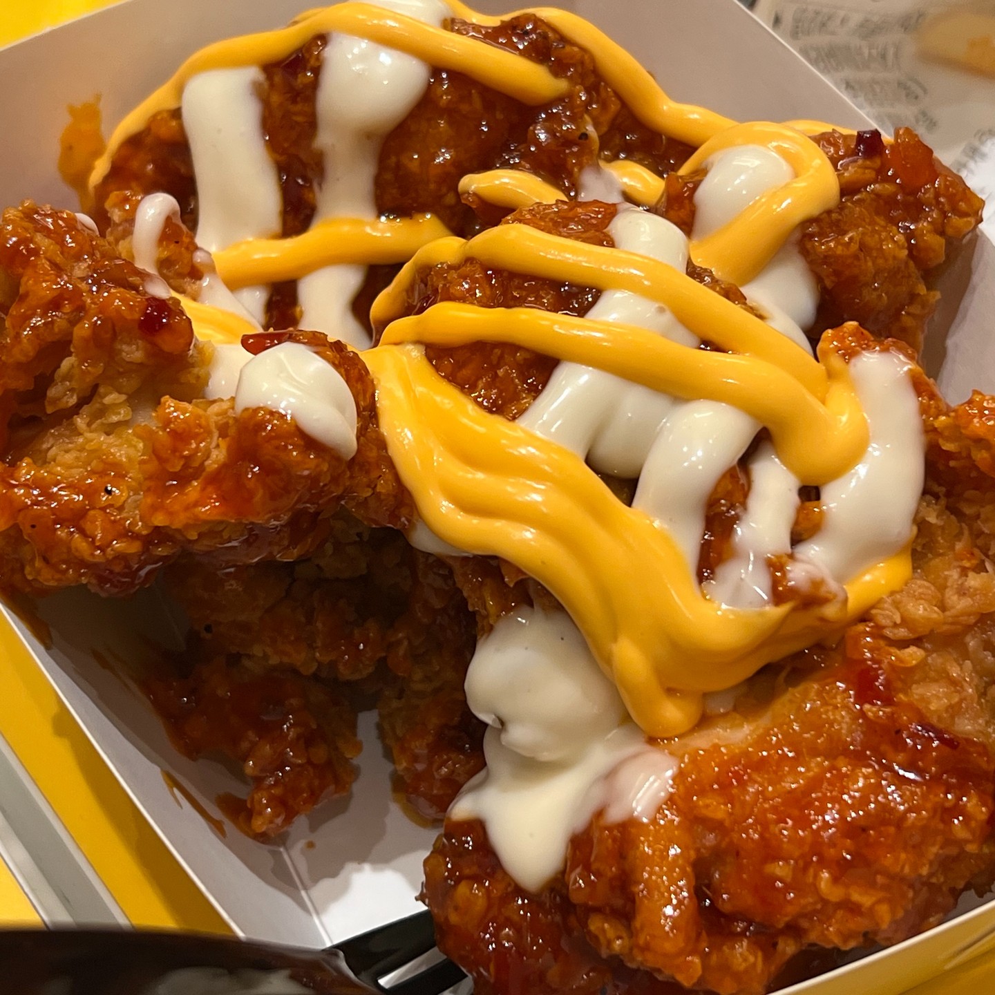 핫치즈빅싸이순살
드디어 저도 먹어봤는데요~
매콤한맛을 치즈로 중화시켜주는데
치밥으로 잘어울린다고 하는 이유를
알겠더라구요!! 😮

#먹방 #먹스타그램 #좋아요 #맞팔 #선팔 #존맛 #맘스터치 #메뉴추천 #치킨추천