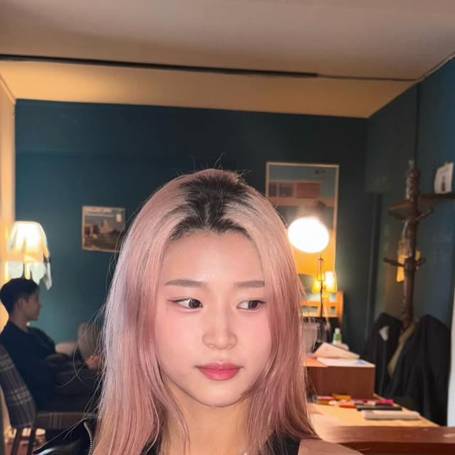 SEEMI 신민서 on Instagram: "@1rony9orno_official 지금 날씨에 딱 !! 🌬️ #아이러니포르노화이트라인 #IRONYPORNOWHITELINE #남여공용자켓 #자켓 #레더자켓 #스웨이드자켓 #아우터 #레더 #데일리