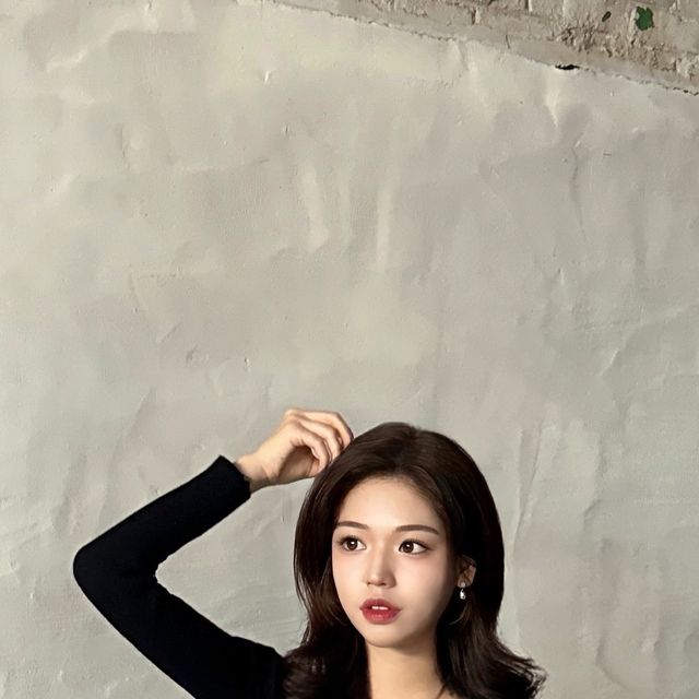 𝓐𝓻𝓲 on Instagram: "@1our0607 #1인가구쇼핑몰 #원피스협찬 #🖤
.
.
1인 가구 쇼핑몰로 최근 MZ세대에 행성처럼 뜨고 있는 사이트를 소개해드려요🐾

저처럼 자취하는 1인가구에 딱 맞는 생필품들이나 옷, 꿀템들이 가득한 곳인데요💖

현재 정식 런칭 이벤트로 #럭키비키 이벤트도 진행중이예요!

저는 최근 겨울 옷이 필요해서 보게 되었는데, 소재도 쫀쫀하고 따뜻한데 몸매보정까지 잘되어서 너무 만족하며 입고 있어요:)

카테고리별로 품목들이 잘 정리되어 있어 편리하게 찾을 수 있답니당🐾🖤

#원아우어 에서 예쁜 아이템 많이 겟또하세용🎀"