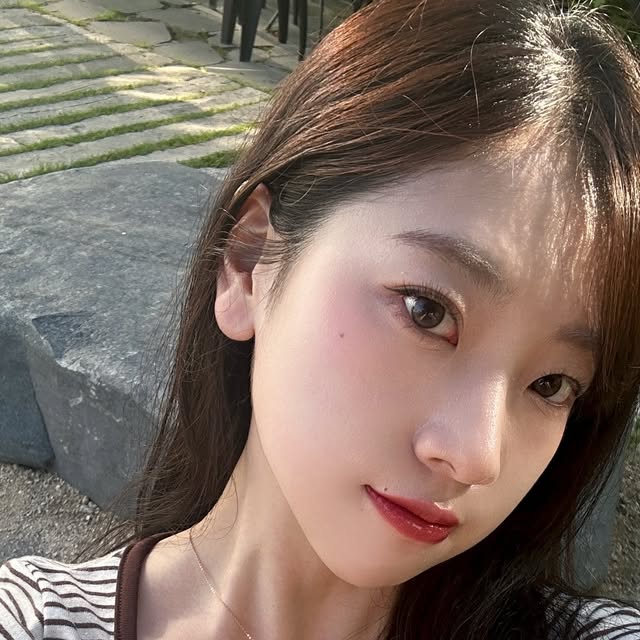 윤미 on Instagram: "가을아 빨리와 🤎
미리 마중 나가있는 브라운 코디
네추럴한 스퀘어넥 크롭티에 브라운 운동화 매치✨
요새 크롭 다 아가 사이즈인데 이건 길이 딱 좋아👍
,
,
,
,

#광고#니트#비바브라운#VIVABROWN#TOP#KNIT#상의#반팔티#반팔티셔츠#반소매#FASHION#OOTD#KNITWEAR#스퀘어넥#스트라이프"