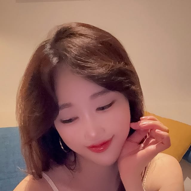 혜삐Jenny❤️ on Instagram: "#광고
-

여행갈때는 특히 사진에 진심이게 되니까
메이크업 파우치에 어떤 제품을 담아갈지
다들 고민하게 될 텐데
저는 그런 고민 1도 없이 
투에이엔 제품으로 싹 다 가져갔어요:)

베트남 친구들이 정말 좋아해줬던
투에이엔 메이크업
한국에서만 먹히는게 아니였음!

의상에 따라 웜톤 쿨톤 컨셉으로 나눠서
메이크업 했는데 
일단 롱웨어링파운데이션 미니는 
휴대성도 좋고 지속력도 좋아 너무 사랑이구요!
요즘에 제가 빠진 제품은 컬러플레이 듀얼라이너에요!
그중 01.허니피치 컬러로 애교살 두둑히 
챙기니 사진마다 상콤하게 나오는 효과💛

덕분에 인생 여행사진 가득 건졌습니당
사랑해요 투에이엔!
-

#올영픽#올리브영추천템#올영필수템#러브버블컬렉션#롱웨어링파운데이션미니#컬러플레이듀얼라이너"