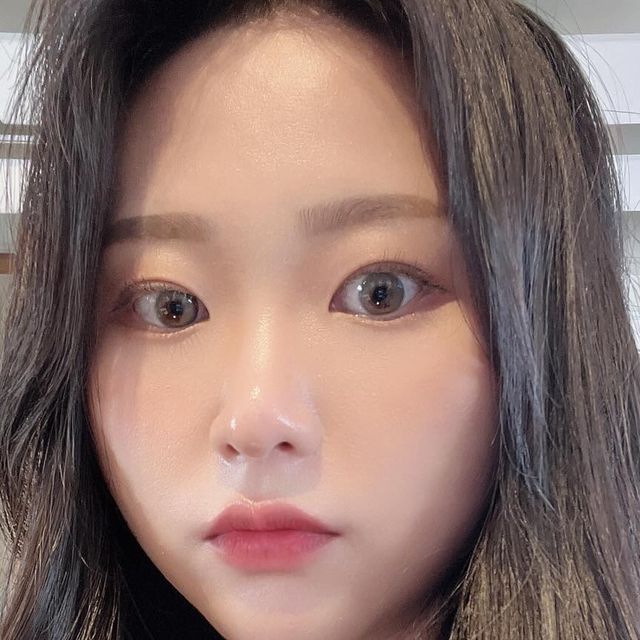 임나영이다 이 말이야! on Instagram: "#광고 #아이돌렌즈 
👁️👁️아이돌렌즈 그레이 색상 3종!

아이돌 렌즈엔 6개월~12개월 렌즈가 존재하는데요…ㅎㅎ
저처럼 렌즈 자주 끼시는 분들께 정말 추천드려요.

이번엔
유로링 스며드는 그레이,
유리알 얼 그레이
유리알 물빛 그레이
이렇게 3가지 그레이 컬러의 렌즈들을 착용해 봤는데요.
렌즈들 네이밍 센스가 기가 막힌 거 같아요.. 찰떡네이밍!

그리고 이번에 렌즈 착용하면서
하늘 아래에 같은 그레이 색상은 없다…!라는 걸 느꼈어요.

유로링 스며드는 그레이는 투톤 컬러로 굉장히
오묘한 눈빛을 자아내는데 제 친구들이 렌즈 뭐 꼈냐고
물어볼 정도였어요…ㅎㅎ 제일 마음에 드는 나영 pick!

유리알은 위아래 색상이 달라서 유리구슬처럼 보이는데
검은띠가 둘러져 있어서 눈을 또렷해 보이게 해줘요.

그중 얼 그레이 색상은 그레이색과 브라운색이 섞인
따뜻한 그레이 색상이었어요. 데일리로 끼기 좋은 색상이에요.

물빛 그레이 색상은 깨끗하게 푸른빛을 도는 그레이 색상인데,
연한 청록색의 렌즈는 처음 껴보는 거라 신기했어요.

아이돌렌즈 전체적으로 착용감이 좋았고
다시 재사용해도 눈이 시리거나 하지 않아 좋았어요.

@idollens.kr @i_dollens 

▼아이돌렌즈 구매처▼
https://www.i-dol.kr/"