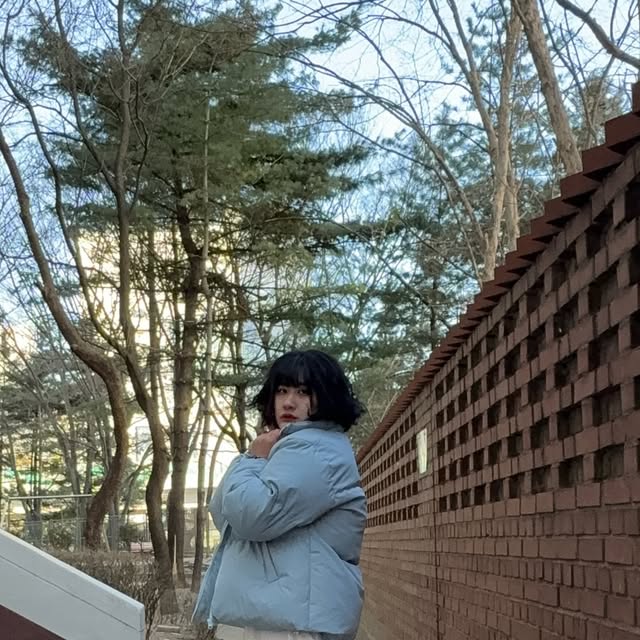 세니 on Instagram: "#협찬

오사와 OW-183 미츠리 크롭 하이넥 패딩 (SORA)

요새 소라색 패딩이 유행이라면서요?

하프넥으로 목까지 따땃해지기👍

컬러감도 이쁘쥬"