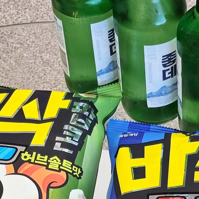 유포리아, 먹고 마시고 행복하고💛 on Instagram: "#광고

CJ제일제당에서 스팸과 백설 브랜드랑 콜라보 한 신상 출시📢
완전 기발한 조합의 탄생, 바삭팝콘 스팸맛과 허브솔트맛이예요

완~전 신박한 콜라보와 맛으로 CJ제일제당은 또 한 번 간식계의 신세계를 열어버렸지뭐예요 (｡♥‿♥｡) ?

✔️스팸맛은 고소하고 짭짤한 스팸 특유의 맛이 팝콘 바삭함 속에 쏙쏙! 숨어있는데, 그 조화가 너무 완벽해서 자꾸 손이 가는 맛이예요

✔️허브솔트맛도 상큼한 허브 향기에 깔끔한 소금 맛이 더해져서 맥주 안주로 딱! 씹는 내내 바삭거리는 식감이 입을 행복하게 만들어줘서 진짜 중독성 넘쳐버림

한 봉지로도 충분히 포만감이 느껴져서 간식으로 딱이고, 아이 간식으로도 부담 없고 어른들 맥주 안주로도 호불호 없는 맛이라 모두 함께 즐기기 완전 좋아요꒰ ॢꈍ◡ꈍ ॢ꒱

#팝콘#신상#스팸#CJ"