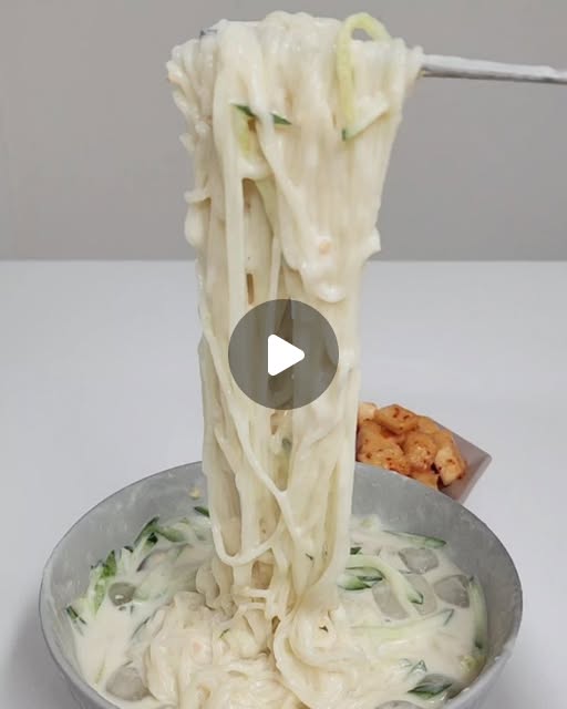 🅡🅐🅝🅘 on Instagram: "[제품제공] 콩국수 좋아해서 엄마가 여름에 콩물을 만들어 주시면 얼려뒀다가 먹곤 하는데 엄마 콩물처럼 걸쭉한 #경상두부 #콩물 이에요. 예전에 인터넷에서 콩물