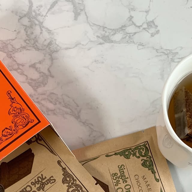 ENFP | 먹잘알 | 먹스타그램 🥕 on Instagram: "#광고

🍫 오후 3시쯤, 집중력이 슬슬 떨어질 때
달콤한 게 자꾸 생각나더라고요.
그때 꺼내 든 게 바로 메이커스 초콜릿이었어요.

한 조각을 입에 넣는 순간,
진한 카카오 향이 퍼지면서 피곤함이 눈 녹듯 사라졌어요.
달콤하지만 부담스럽지 않은 맛이라 오히려 더 끌렸고,
비건 디저트라서 마음까지 편안했답니다.

🍃 무엇보다 자연 그대로의 맛을 담아낸 느낌이 있어서
‘정말 제대로 만든 초콜릿이구나’ 하는 생각이 들었어요.
저속노화 간식이라는 점도 왠지 더 믿음직스럽고,
건강까지 챙기면서 달콤함을 즐길 수 있다니 만족 그 자체!

☕ 아메리카노와 함께 곁들이니
집에서도 카페 부럽지 않은 디저트 타임이 완성되더라고요.
하루 중 잠깐의 여유가 이렇게 달콤할 수 있다니,
이건 제 새로운 루틴이 될 것 같아요.

📸 패키지도 너무 예뻐서 사진 찍는 손이 바빠졌어요.
업로드 욕구가 뿜뿜하는 고급스러운 디자인 덕분에
그냥 먹는 간식이 아니라, 특별한 순간을 남기는 느낌이랄까요.

🎁 선물용으로도 정말 딱이에요.
받는 순간부터 기분 좋아지는 비주얼에,
한 입 맛보면 누구나 만족할 수밖에 없을 거예요.
“센스 있다”는 말 들을 수 있는 확실한 선물이죠.

저에게 메이커스 초콜릿은 단순한 간식이 아니라,
일상 속 작은 쉼표이자 행복을 주는 아이템이에요.
하루의 피곤함을 달래주고,
기분 좋은 에너지를 채워주는 달콤한 루틴!

👉 여러분도 꼭 한 번 경험해보세요.
진짜 인생 초콜릿, 강력 추천합니다 💛

@makers.chocolate #메이커스초콜릿 #비건디저트 #프리미엄초콜릿

일상 속 작은 쉼표 같은 달콤함,
@makers.chocolate 와 함께하세요 💛
#메이커스초콜릿

#광고#수제초콜릿#빈투바초콜릿#당분섭취#비건초콜릿#밀크초콜릿#다크초콜릿#고급초콜릿"