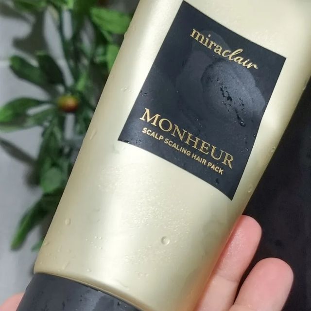 Tara 황언주 on Instagram: "#광고《 모네르 스칼프 스케일링 헤어팩 》 

요즘 잔머리가 너무 많이 나서 한편으로 좋기도 한데
워낙 얇은 모발이라 에센스로 잠재우지 않으면 지저분해 보여서
트리트먼트나 헤어팩을 매일 해주고 있다. 

미라클레어 모네르 스칼프 스케일링 헤어팩은
1회만 사용했는데 손상된 큐티클 개선 효과도 느끼고
윤기가 확실하게 더 생긴 느낌이라
일주일째 헤어팩은 이 제품으로 쓰는 중이다.
샴푸 후 물기 제거하고 10분 정도 방치하기. 

부드러운 머릿결을 위한 독자적인 특허 성분이 들어있어
손상모 큐티클 거칠기 개선 테스트, 윤기 개선 테스트 
결과가 좋은 ph밸런스를 맞춘 미산성 헤어팩. 

손가락으로 머리카락을 쓸어넘길 때
확실히 한 올 한 올 단단해진 느낌이다.
정말 오랜만에 머릿결 좋다는 말도 들었지~🧙‍♂️😁 

@miraclair_korea
.
.
.
#미라클레어 #헤어팩 #두피케어 

#miraclair #두피각질 #두피관리 #두피트러블 #가려운두피 #트리트먼트 #헤어팩추천 #헤어영양제 #헤어트리트먼트 #헤어마스크 #트리트먼트추천 #헤어트리트먼트추천 #모근강화 #손상모 #손상모헤어팩 #손상모트리트먼트 #홈케어헤어팩 #클리닉헤어팩 #극손상헤어팩"