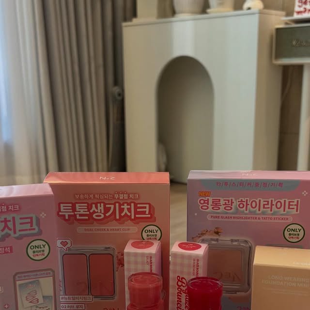 DA YEONG on Instagram: "#광고
블러셔,틴트,파운데이션 하이라이터도 같이 겟 했는데 발림성도 너무 좋고 피부톤 에 맞게 다양하게 준비되어 있어서 취향에 맞게 선택할 수 있어서 좋았고 컬러감 진짜 예뻐서 완전 강추 🫶🏻🫶🏻

✔️투에이엔 듀얼치크 블러셔 
일단 두 컬러 조합이 너무 좋았고
미세 블러 파우더로 모공과 요철을 보정도 가능하고 
컬러 발림성도 너무 마음에 들었던 제품!
✔️퓨어플래시하이라이터
저는 콧대에 하이라이터 필수인데 확실히 윤곽이 살아나는 느낌이고 도드라져보이는 느낌을 주는게 아주 마음에 쏙 들었어요 !
✔️ 투에이엔 글레이즈 바운싱 틴트
물광 화장에 필요한 물광틴트 저는 로지모카 02. 로즈문08을 픽했는데 뉴트럴 톤에 완전 최고에요🫶🏻
✔️ 투에이엔 롱 웨어링 파운데이션 미니
세미 매트한 파운데이션으로 뽀얗고 투명한 피부를 표현할 수 있는 파운데이션이에요! 컬러별로 웜톤 쿨톤 뉴트럴톤 다양하게 픽할 수 있는 장점이 있고 밀리지않고 커버도 잘 되네요 🫶🏻
.
.

#광고#올영픽#올리브영추천템#올영필수템#러브버블컬렉션#롱웨어링파운데이션미니#컬러플레이듀얼라이너"
