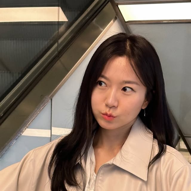 아영🌸 on Instagram: "#광고 #아이러니포르노 봄맞이로 가볍고 부드러운 레더자켓 입어봤어요 🥰 어느 룩에나 다 잘어울릴것 같은 깔끔한 디자인에, 여유로운 핏과 주머니 디테일이 최고에요