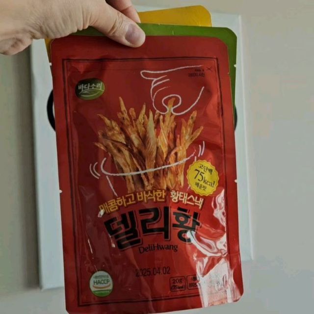 김땡깡엄마 on Instagram: "#광고 #델리황 

현재 #올리브영세일 하는 #다이어트과자 임!!

사실 이거 먹어보고 
코끼리가 풀을 많~이 먹고 덩치가 커진것 처럼 #다이어트간식 임에도..
나도 이거 많~이 먹고 살이찔것 같음!

질리지 않고 손이 자꾸 가는것이 
아주 감칠맛 나게 맛있음!!

아냐!아냐! 이건 다이어트 간식이 아냐 하면서 맛있어서 계속 먹음~ 

무엇보다 식감이 오독오독한게 다이어터의 욕망을 잠재워 주는 그런 식감임! 씹는 느낌지대로 주는 그런~
분명 씹고자하는 욕망은 잠재워 주는데 그 감칠맛에 손이 자꾸감 ㅎㅎ

칼로리가 낮아서 다행이지~ 칼로리까지 
높았으면 뎅구르르 굴러다니는건 머지않은일!!

세가지 맛 중에 매콤하고 바삭한 맛이 나는 젤 맛있는데~ #맥주안주 로 딱!

오징어버터 좋아하면 달콤 바삭한을 추천함!-초딩 입맛 사로잡음!

자연 날씬한~오리지널은 황태 본연의 맛을 살렸는데 황태같지 않은 바삭함이 매력적임! 
오리지널 한봉지엔 단백지23g도 들어 있다는 사실~!!

일반 황태포처럼 질긴?그런 식감이 아니라 손이 자꾸감! 황태 싫어하는 사람도 좋아할듯 함! 

맨날 몸 관리 한다고 닭가슴살 먹다 질렸다면 완젼 강추!!

손님 맞이 안주로도 제격임!! 골라먹는 재미와 고급스런 과자느낌의 황태포!!
와인하고도 잘 어울릴것 같음!

#쿠팡 에서도 팔지만 비닐팩 배송이라 부스러기가 많이 발생할 수 있지만,
 "바다소리"공식몰에서 주문하면 최신 제품을 박스에 넣어 보내주고 있으니 공식몰로 GOGO

 #단백질간식 #다이어트안주
#맥주안주 #단백질보충 #단백질안주 #올리브영 #올리브영추천템  #올영세일 #혼술안주 #먹태 #황태안주  #쿠팡추천템 #프로틴칩  #닭가슴살대체 

 https://www.coupang.com/vp/products/2269212884"