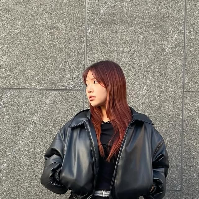 표서영 on Instagram: "#광고 @vivabrown_official 
카라벌룬 투웨이 크롭 레더 숏패딩 

부드러운 가죽소재에 여유로운 실루엣의 카라넥 레더 패딩! 
빵빵한 안감에 하나만 툭걸쳐도 따뜻하고 멋스러운 상품이에오 :) 
투웨이 지퍼로 다양한 연출이 가능하고 
소매와 밑단 모두 안정감 있는 밴딩으로 
벌룬한 핏감과 보온성까지 챙긴 아이 ദ്ദി・ᴗ・)✧

#비바브라운#VIVABROWN #남여공용패딩 #패딩 #패딩점퍼 #레더패딩 #오버핏 #헤비아우터 #아우터 #레더 #데일리룩 #패당추천  #Padding"