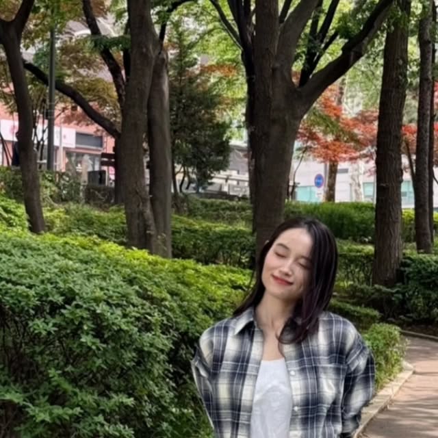 mii___U on Instagram: "#광고
체크 셔츠 하나쯤은 가지고 있으시죠?✌️
편안하게 툭 걸치기 딱 좋은" 비바브라운" 체크 셔츠 👍
딱 떨어지는 실루엣이 아니여서 편안하면서 낭낭하게 입을 수 있지만 클래식한 카라 디자인으로 깔끔한 무드 가질 수 있어요🖤

레이어드 하기 너무 예쁜 실루엣 아닌가요😊
치마에도 바지에도 잘 어울리니까 
자꾸 손이가요 👆

#비바브라운#셔츠#오버핏#체크셔츠#여자셔츠#셔츠추천#상의#탑#VIVABROWN#SHIRT#VINTAGE#TOP
 #체크셔츠 #top #shirt #overfit #vivabrown #ビバブラウン #上衣 #カーディガン"