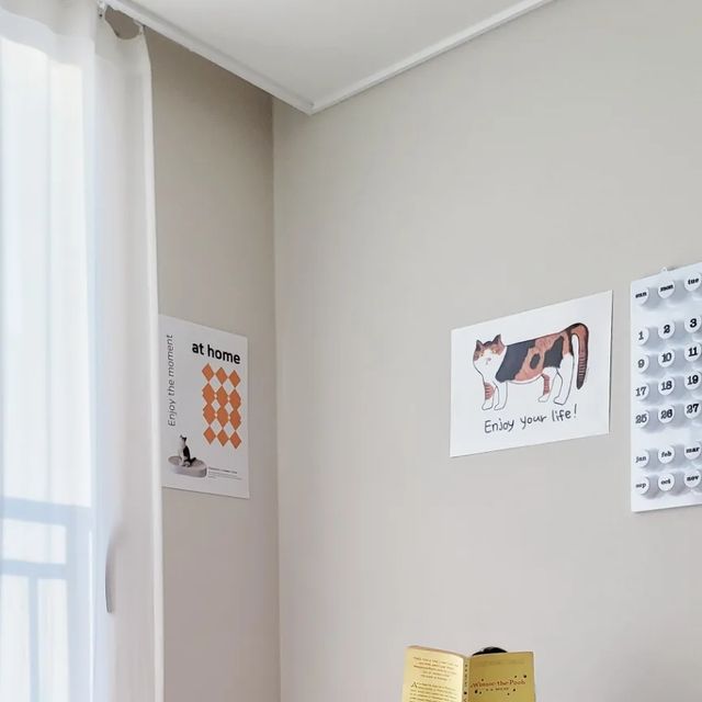 곰순이언니 ʕ·ᴥ·ʔ 신혼집 • 홈스타일링 • 일상이야기 • DIY on Instagram: "#협찬 일 하다가 언제든 쉴 수 있는 저만의 공간이 생겼어요 😌

쉬즈홈의 클래식 대방석 풀세트✨️🤍
거실에서 사용할까 하다가 남편의 배려로 
제 방에 쏙 넣으니 일하다가도 편히 쉴 수 있어요

팔걸이쿠션,등쿠션 모든 것이 완벽해서
소파에 대한 아쉬움이 사라져요 🛋 

저도 만족하지만, 우리 곰순이가 더 좋아해요! 

▫️@shezhome_official

#쉬즈홈"