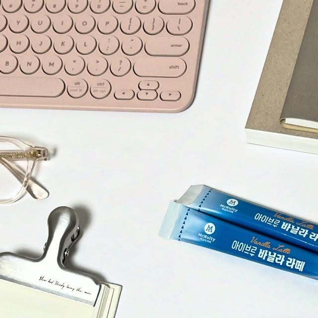 파랭 on Instagram: "#광고 책상 위, 나만의 카페 오픈! <맥널티 아이브루 바닐라 라떼> 집에서 작업하는 날엔 아메리카노가 일상이지만, 가끔은 달콤한 음료가 간절할 때가 있죠. 그럴 때 꺼내는