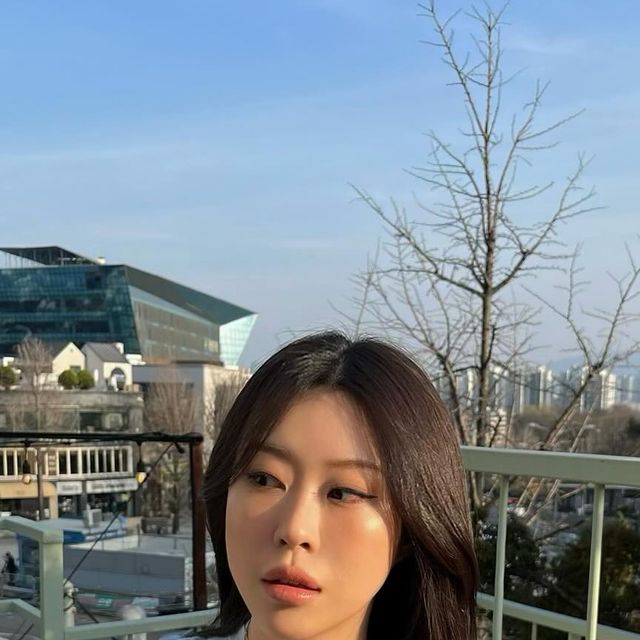 rina on Instagram: "#광고 스트랩, 리본 니트는 평상시 스타일과 달라 처음 입어봤는데 활용도도 좋고 굉장히 맘에 들었던..🩵부드럽지만 탄탄한 소재로 다가오는 봄 데이트룩 완츄🩵"