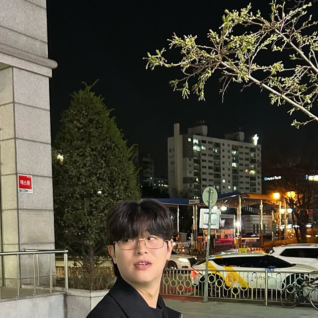 @kim_____guru on Instagram: "@momentus_eyewear 
네모네모⏹️⏹️
.
.
.
#광고#안경브랜드#뿔테코디#뿔테안경#안경코디#안경#아이웨어#긱시크안경#모먼트어스#momentus"