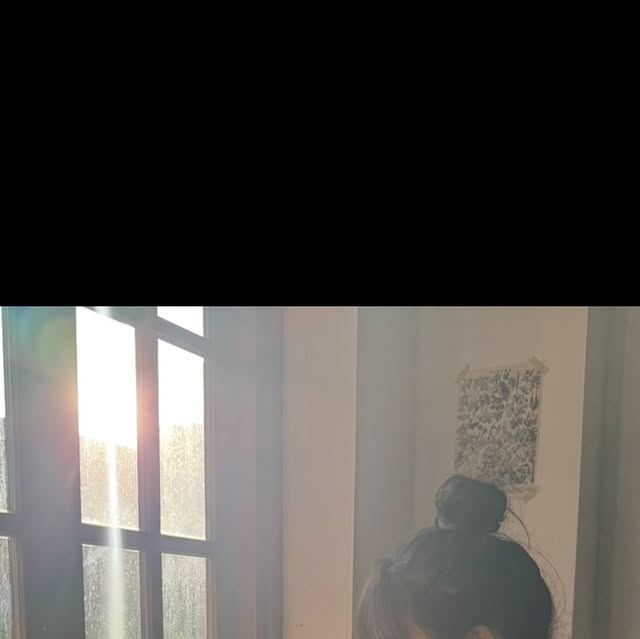 유진 on Instagram: "#광고 

오버핏 네이비 셔츠 넘 이쁘다… 
어디에도 잘 맞는 셔츠. ! 
지금 계절에 입어도 얇은 셔츠 ☺️

#광고#스탠다드에러#standarderror#셔츠#Shirt#오버핏#남여공용#셔츠추천#긴팔셔츠#빈티지셔츠#패키지#1+1패키지"