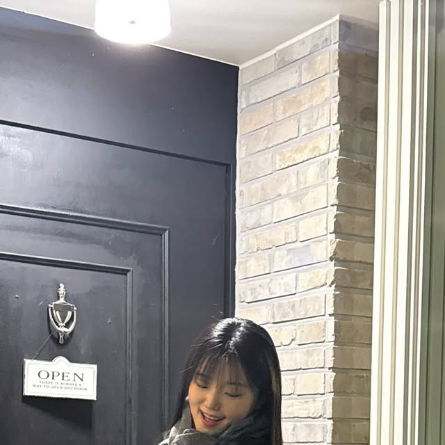 𝕃𝕖𝕒 on Instagram: "#광고 고급스러운 레더 소재의 데일리백 찾고 계시면 주목❗️

오사와 피그마 포켓 레더 숄더백👜
고급스럽고 약간 광택있는 소재의 데일리백이에요.

프론트 포켓이 귀여운 느낌을 주고
내부 공간도 넓어서 다이어리, 텀블러도 충분히 들어가요.

스트랩은 원하는 대로 길이 조절도 가능하고
힙한 느낌까지 더해줍니다🙏

블랙, 브라운, 아이보리 3컬러 모두 
요즘 계절에 잘 어울려서 어떤 룩이든 소화 가능!

✔️OW-223 피그마 포켓 레더 숄더백
https://osawa.co.kr/

#오사와 #OSAWA #가방추천"