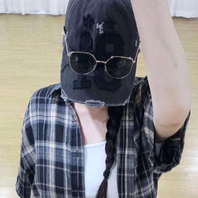 민지 on Instagram: "편하고 예쁘니까 하루종일 입고 돌아다니기🤸‍♀️👕🤍

#광고 #스탠다드에러 #STANDARDERROR #남여공용셔츠 #셔츠 #셔츠추천 #반팔셔츠 #오버핏 #체크셔츠 #여름셔츠 #Shirt #CheckShirt #ShortSleevedCheckShirt"