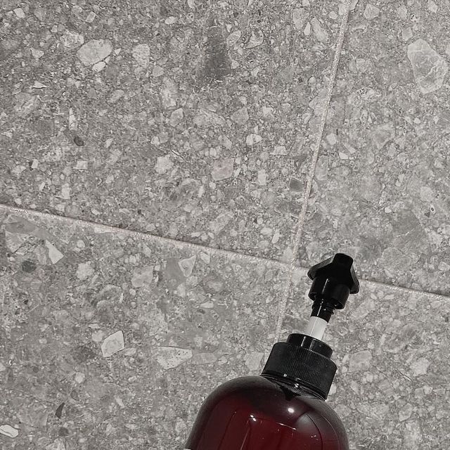 뷰티인플루언서 | 인스타기자단 | 육아맘 on Instagram: "#협찬 미라클레어 암라리치 인텐시브 두피케어 스칼프 트리트먼트 🌿 - 대용량이여서 좋고 머리 부들부들 뭐야 😛 향도 은은하게 너무