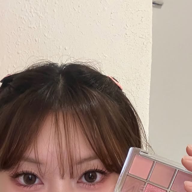 Y on Instagram: "#광고 @2an_official 
투에이엔 러브버블 컬렉션 (❀❛ ֊ ❛„)♡ 

-딱 필요한 컬러만 2종으로 들어있어 레이어링 해서
사용하기 좋은 듀얼치크17colors 그 중 
제 원픽은 평소에도 잘 사용했던 [ 러브,로지 ]

-버릴 색상 하나도 없는 섀도우 팔레트는 웜, 쿨 둘 다 예뻐서
고민하다 둘 다 사버렸어요 [ 버블캔디 ] [ 드리밍 ] 으로 pick

-하츠투하츠pick 바운싱 틴트는 발림성도 얇게 잘 발리고
투명하게 차오르는 광이 여름에 딱 ....🪽

-2만원 이상 구매시 버블 파우치도 증정해주니 지금 바로 
올리브영에서 만나보세요 🍭

#올영픽 #올리브영추천템 #올영필수템 #러브버블컬렉션 #롱웨어링파운데이션미니 #컬러플레이듀얼라이너 #투에이엔 #2an #하츠투하츠 #코덕 #메이크업 #여름메이크업 #봄웜 #여쿨 #복숭아메이크업 #렌즈 #셀카 #셀피 #selca #fyp"