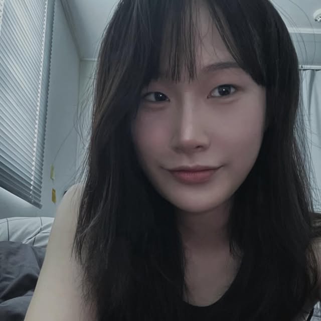 주서연。˃̵͈̑ᴗ❛。ྀི on Instagram: "#광고 8월 올영픽 추천템 🤍투에이엔🤍

🤍투테이엔 글레이즈 바운싱 틴트 
플럼핑 효과가 들어있는데 플럼핑 효과 안좋아하시는 분들도 사용하기 괜찮은 타입이에요! 입술이 빨개지거나 자극이 심하지 않고 입술 주름이 매꿔지는 정도에요 전체적인 컬러가 진하지 않고 시간이 지나면 색이 변해서 테스트 후 구매하시는거 추천할게요

02. 로지모카_여름 라이트 추천
03. 레이지_봄라이트 or 여름 라이트 추천
05. 버블리_여름 브라이트 or 여름 라이트 추천

🤍투에이엔 듀얼치크
번들거림 없이 보송하게 마무리되어서 블러 효과가 있어요! 약간의 펄이 들어있어서 은은한 광채가 돌아요 두 타입으로 나눠져서 그날 원하는 분위기에 따라 따로 쓰거나 같이 써도 좋아요 조금 더 진한 컬러는 포인트 주는 용도로 사용하면 얼굴에서 좀 더 입체적으로 보여요

06. 핑크 페탈_여름 쿨톤 추천
16. 핑크텐션_여름 라이트 or 여름 브라이트 or 겨울 비비드 추천

🤍투에이엔 퓨어 글래시 하이라이터
약간 촉촉한 제형으로 얼굴에 착 붙어 예쁘게 광이 돌아요 애교살, 눈앞, 코끝, 광대 어디든 발라도 예뻐용 가루날림 없고 손이나 브러쉬 아무거나 발라도 촥 올라갑니다.! 저는 가장 만족한게 모공부각이 없어서 너무 좋아요

ND01. 쉘_전체 유형 추천

지금 올리브영에서 할인가로 만나볼 수 있어요!

#올영픽 #올리브영추천템 #올영필수템 #러브버블컬렉션 #롱웨어링파운데이션미니 #컬러플레이듀얼라이너"
