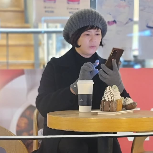 김선영 on Instagram: "#광고 

👐손이 꽁꽁꽁! 너무 추원 ❄겨울
그래서 #장갑 모자, 목ㄷ리 필수!!

그 중에 따뜻하고 활용성 좋은
울 100% 핑거홀 터치 #크로커다일
고급스럽고 이쁜 #스마트폰장갑 

양쪽 엄지, 검지 두 개의 핑거홀로
장갑을 꼈다 뺏다 할 필요 없이
스마트폰이 자유롭게 사용해요~ ^^

취향대로 고를 수 있는 4가지 컬러
아이보리, 베이지, 그레이, 차콜까지
크로커다일 브랜드 골드심볼 장식이
심플하고 이뻐서 퀄리티 쁌쁌! 
고급스러운 케이스의  #핑거홀장갑
평소 고마웠던 가족, 친구, 연인에개
#크리스마스선물 🎁로 추천드려요~

@rf_umbrella 

https://smartstore.naver.com/rainf 

#장갑추천 #장갑선물 #니트장갑 #핑거장갑 #연말선물 #울장갑 #따뜻한장갑 #베이직장갑 #스마트터치장갑 #고급장갑 #겨울장갑 #예쁜장갑"