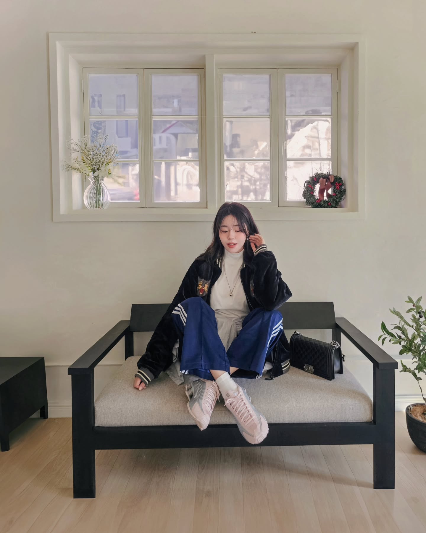 #광고
미래 지향적인 무드를 담은 #나이키 샥스 R4 W - 베얼리 로즈:메탈릭 플래티넘

 #무신사 에서 만나요🩷