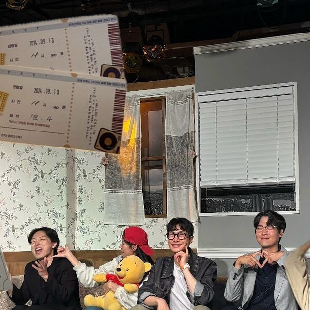 지쭈🐤🌿☁️💗 on Instagram: "#광고 따스하고 힐링되는 연극🫶🏻 일찍 티켓팅하고 맨 앞에서 보니까 청첩장도 받고 색다른 이벤트👍🏻 어떻게 이렇게 연기를 잘하지 싶었구 재밌는데 감