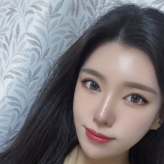 이레 on Instagram: "#광고

💎 티르티르_목걸이 💎
이번에 티르티르 브랜드에서 새롭게 리뉴얼 및 단독상품을 출시했어요!

심플한 디자인의 물방울 모양💧목걸이라 데일리로 착용하기 너무 좋아요.

기존 티르리르와는 색다른 모습의 상품과 이미지를 보여준다더니 정말 그런것 같네요. 그래서 앞으로 나올 신제품들이 더 기대된다는점!

올 봄은 TirrLirr와 함께 할 수 있어 너무좋아요💙

#티르리르 #무신사 #29CM #실버주얼리 #실버반지 #실버목걸이 #실버귀걸이 #실버 #액세서리"