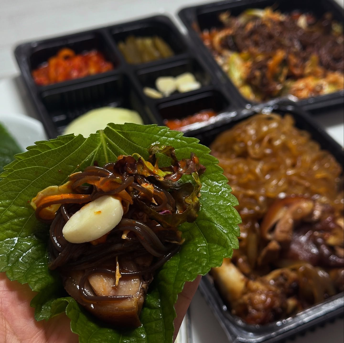 #족발
#마왕족발 #시그니처메뉴
전에 먹어본 것 같은데
시그니처는 처음이에요

무조건 뒤집어서
소스를 면에한번 담궈줘야
면이 잘 풀어져요

#납작당면 필수라길래
추가하려다가 말았는데
이건 그냥도 엄청 넉넉하네요

족발 짭짤한 소스에
쫄깃당면 조합도 좋고
고기 부위가 약간 아쉬운 
살코기부위도 있긴 했는데
(그건 개인적으로
껍데기쪽을 좋아해서 그럴 뿐)

2만원대로 먹을 수 있는
가성비 족발세트에요!!
#배민 할인 많이 해주더라구요

리뷰이벤트로 쟁반국수까지!

알찬 야식이였다
할 수 있겠습니다👍🏻

mawang_official 

#족발#고기#배달#야식
#마왕족발😈 #김포
#김포맛집#배달맛집