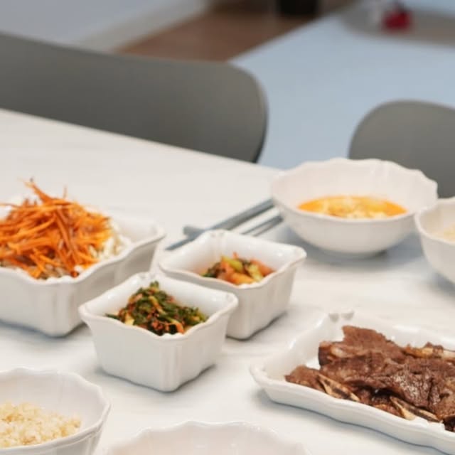 반해별 on Instagram: "#협찬
한번 먹고 반해버린 
고소함 가득한 경상두부♡

경상두부 서리태콩물과 다양한 두부
주문했는데 아이스박스 아이스팩에
깔끔신선하게 집앞까지 배송이 와요.

서리태콩물은 마지막 한방울까지도
깊고 진한 맛이라 그대로 마셔도 좋고
콩국수해서 드셔도 맛이 기막혀요. 
두부는 경상두부와 검은깨두부 
두가지 주문해봤는데 그대로 먹어도 
맛이 좋아 샐러드로 해먹기도 하고 
튀겨먹기도 하고 찌개도 해먹고
다양하게 먹었어요. 

경상두부 초당순두부세트는 완전 강추!
양념까지 다 들어있으니 끓이기만 하면
순두부맛집 식당 부럽지않아요. 
백화점에서 15년이상 입점되어 있는
업체여서 역시 맛의 퀄리티가 좋네요. 

네이버에 '콩물 / 콩국물 / 콩국 / 경상두부'
검색해서 자세한 장소 확인해보세요. 

✔️구매링크 
https://smartstore.naver.com/coldpress
-
#콩물 #콩국 #콩국물 #서리태콩물 #캠핑요리
#초당순두부 #순두부찌개 #블랙푸드 #검정깨두부"