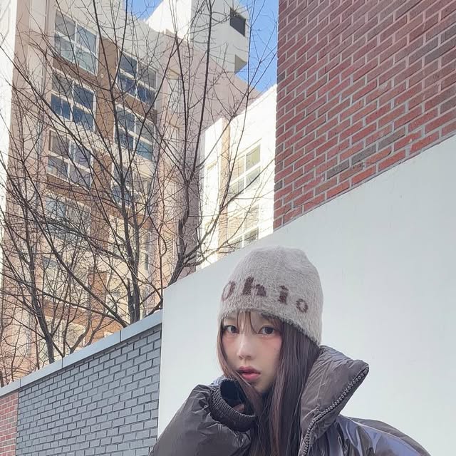 嬉 희야 on Instagram: "#광고 #아이러니포르노 #패딩 🤎🤎

너무 따뜻하고 이쁘기까지 한
 #아이러니포르노화이트라인 #글로시패딩 이야🤎"