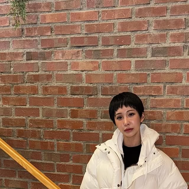 @s._.h__y on Instagram: "#협찬 @osawa_official 

폭신폭신 하고 포근한 무드의 숏패딩으로
지퍼 형태의 포켓이 포인트 넘 귀여움🫣
소지품을 안전하게 보관할 수 있고
적당한 볼륨감에 가벼워서 활동하기에도 편함
하이넥 디테일로 다양한 스타일링이 가능한 패딩

구매는 요기서!
https://osawa.co.kr/

#광고#오사와#OSAWA#패딩#숏패딩#하이넥패딩#크롭패딩#여성스트릿#캐주얼#페미닌#트렌디룩#데일리룩#코디추천#모던시크 #스트릿패션 #아담소녀 #padding"