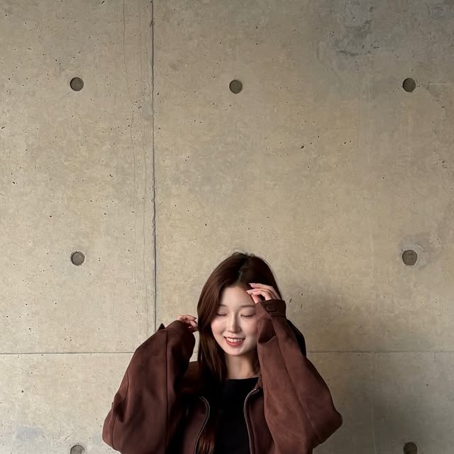 𝐄𝐔𝐍𝐆𝐘𝐔 on Instagram: "#협찬 @1rony9orno_official 

클래식하면서도 무드 있는 브라운 스웨이드 자켓🤎
루즈핏 실루엣으로 툭 걸치기만 해도 멋스럽고, 소매 단추 디테일까지 꼼꼼하게 들어가 활용도 높은 아이템이에요. FW 시즌 데일리룩부터 드레시한 무드까지 소화 가능한 아우터로 추천해요✨

#아이러니포르노화이트라인 #IRONYPORNOWHITELINE #남여공용자켓 #자켓 #레더자켓 #스웨이드자켓 #아우터 #레더 #데일리룩 #자켓추천 #JACKET #LEATHERJACKET #SUEDEJACKET #광고"