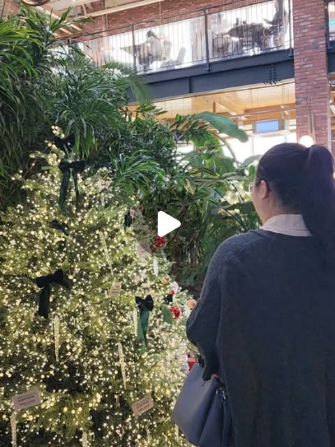 루쓰 | 뷰티 | 여행 | 일상 | 맛있는거 ❤️ on Instagram: "#광고
메르피나 천연소가죽 가방
보자마자 “이건 진짜다” 싶었던 가방이에요 🤍
[메르피나] 클래리너 100% 천연소가죽 숄더백, 사진보다 실물이 훨씬 고급스럽고 분위기가 남다른 아이예요

손에 닿는 순간 느껴지는 소가죽 특유의 부드러움과 탄탄함이 정말 좋아요
인위적인 광이 아니라, 자연스럽게 살아 있는 가죽 결이 고급스러움을 딱 만들어주는 느낌✨ 이해하기 쉬운 표현으로 말하면, “딱 봐도 좋은 가방”이에요

시간이 지날수록 더 멋스러워질 게 눈에 보이는 가죽이라 오래 들수록 만족도가 더 커질 것 같아요

디자인은 과하지 않게 깔끔한데, 그래서 더 세련돼 보여요 데일리룩에도 잘 어울리고, 중요한 약속이나 모임, 격식 있는 자리에도 부담 없이 매치 가능해요
숄더백으로 들었을 때도 예쁘고, 크로스로 메도 자연스럽게 떨어져서 체형 보정 효과까지 느껴져요
가방 하나로 분위기가 정돈되는 느낌이라 출근룩, 데이트룩, 모임룩 다 활용도 높아요

무엇보다 선물용으로 정말 좋은 가방이에요 🎁
여자친구 선물, 엄마 선물, 기념일 선물로 고민 중이라면 이거 추천하고 싶어요. 브랜드 감성, 소재, 마감까지 전부 만족스러워서 받는 사람도 주는 사람도 기분 좋아질 아이템이에요. 유행을 크게 타지 않는 디자인이라 연령대 상관없이 오래 사용할 수 있다는 점도 큰 장점이에요

수납도 실용적이에요
일상에서 필요한 소지품들—지갑, 핸드폰, 파우치, 차 키—넣어도 답답하지 않고 내부 정리도 잘 되는 구조라 매일 들기 좋아요. 예쁘기만 한 가방이 아니라, 진짜 잘 만들어진 가방이라는 게 느껴져요

“넘 예쁜 가방이야”라는 말이 딱 어울리는 가방 💕
사진 찍을 때도, 거울 앞에 섰을 때도 자연스럽게 손이 가는 가방이라 요즘 최애템이에요
오래 들 수 있는 천연소가죽 가방 찾고 있다면 메르피나 클래리너는 정말 만족하실 거예요

🔗 구매 링크
👉 https://m.merfina.co.kr (구매처 참고 링크)

#천연소가죽가방 #천연소가죽숄더백 #천연소가죽크로스백 #여성선물 여자친구선물 엄마선물 천연소가죽토트백 메르피나 클래리너"