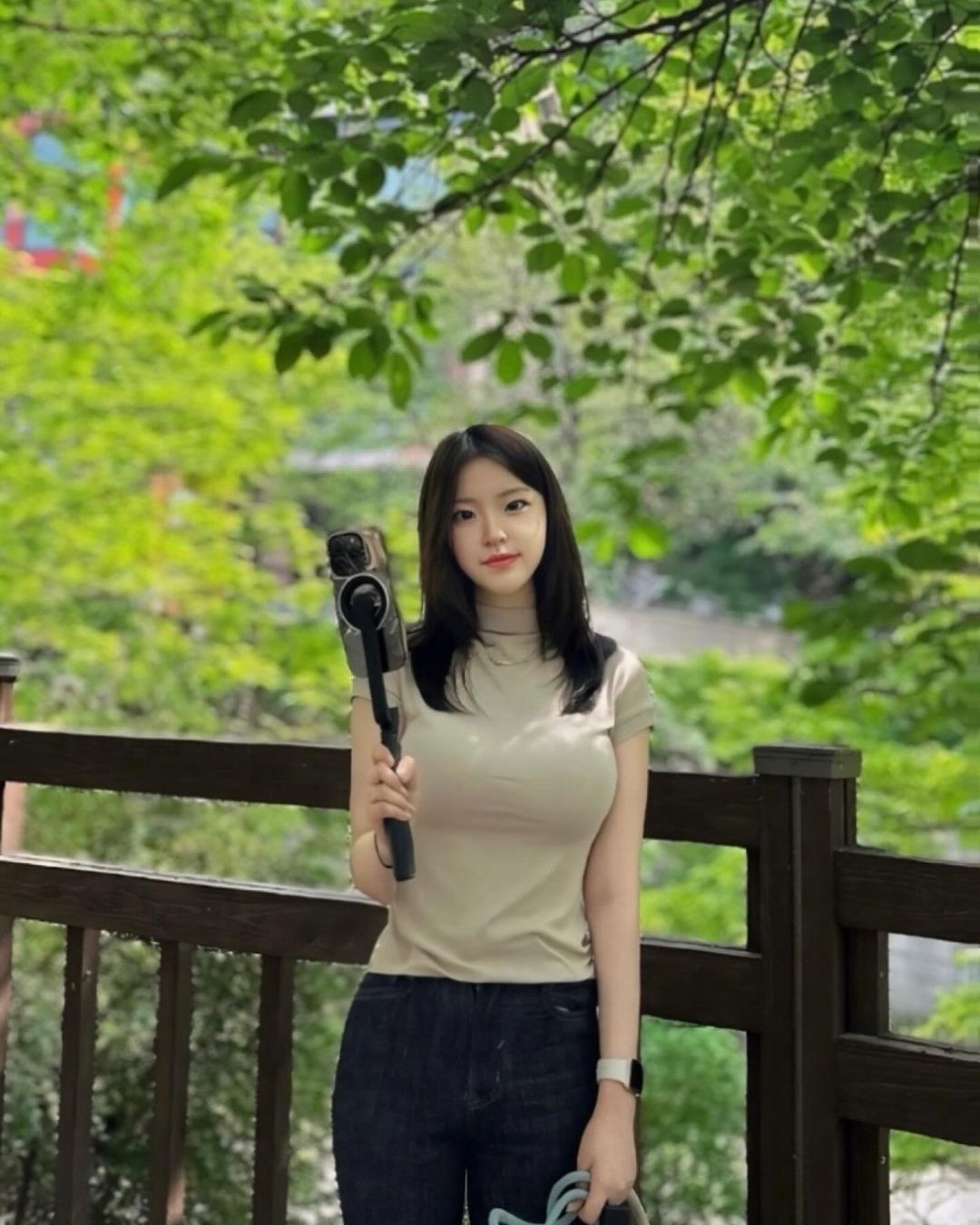 𝑯𝒂𝒆𝒍𝒊𝒏 | 맥세이프로 삼각대와 셀카봉을 한번에 ! 이 제품은 맥세이프로 삼각대를 원하는 각도로 조절하여 핸드폰을 고정 할수 있고 각도를 맞춰서 원하는 구도를 찍을 수 있는점이 진짜 좋아요 ..🤍 이뿐만 아니라 ! 리모컨까지 있어서 흔들림 없이 안정적인 … | Instagram